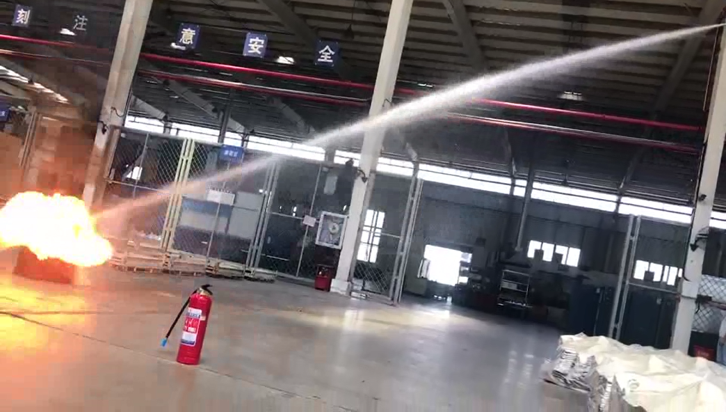 自動消防炮噴水滅火
